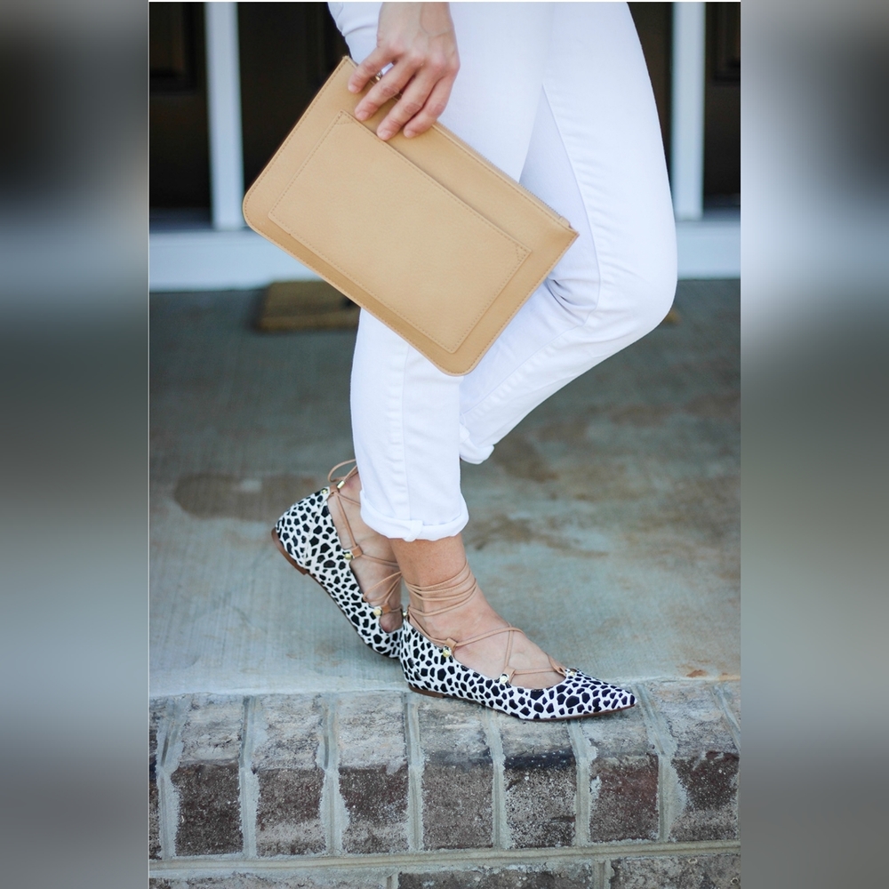 HALOGEN Owen Pointy Toe Ghillie Flats Giraffe Printed Womens Size 6.5
